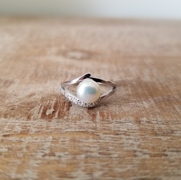 Elegant Natural White Freshwater Pearl Twist Ring - Picture 4 of 8